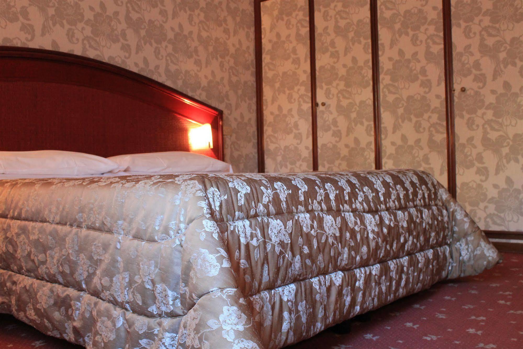 Hotel Kristina Imperia Luaran gambar